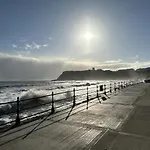 Feriehus Britannia House - Seaview And Balcony - Part Of The The Bay Village With Pool, Gym And Direct Access, Pub, Restaurant, Tennis And Meadows Walks
