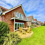 Britannia House - Seaview And Balcony - Part Of The The Bay Village With Pool, Gym And Direct Access, Pub, Restaurant, Tennis And Meadows Walks Feriehus *