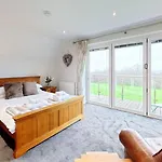 Britannia House - Seaview And Balcony - Part Of The The Bay Village With Pool, Gym And Direct Access, Pub, Restaurant, Tennis And Meadows Walks Feriehus