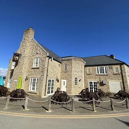 Britannia House - Seaview And Balcony - Part Of The The Bay Village With Pool, Gym And Direct Access, Pub, Restaurant, Tennis And Meadows Walks *