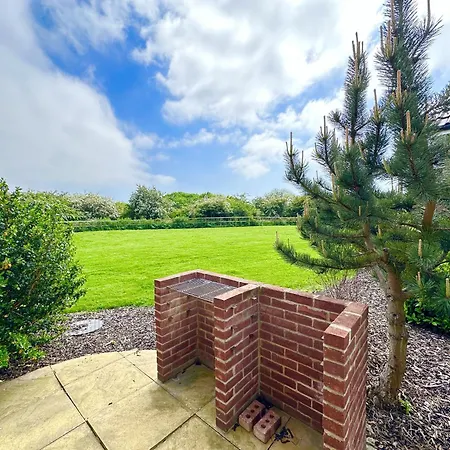 Britannia House - Seaview And Balcony - Part Of The The Bay Village With Pool, Gym And Direct Access, Pub, Restaurant, Tennis And Meadows Walks *