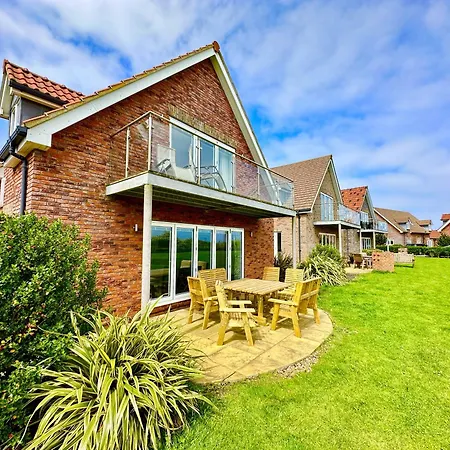 Britannia House - Seaview And Balcony - Part Of The The Bay Village With Pool, Gym And Direct Access, Pub, Restaurant, Tennis And Meadows Walks Dom wakacyjny *