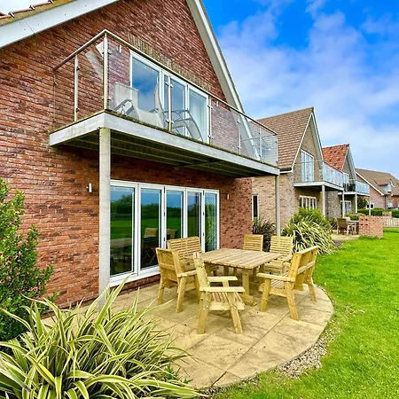 Dom wakacyjny Britannia House - Seaview And Balcony - Part Of The The Bay Village With Pool, Gym And Direct Access, Pub, Restaurant, Tennis And Meadows Walks Filey