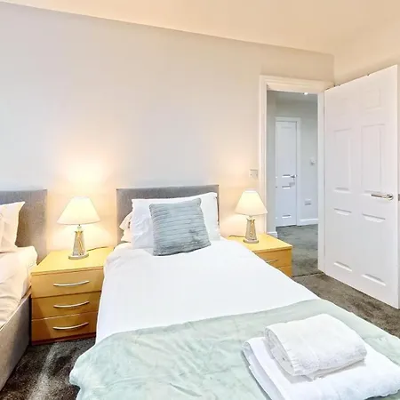Britannia House - Seaview And Balcony - Part Of The The Bay Village With Pool, Gym And Direct Access, Pub, Restaurant, Tennis And Meadows Walks * Filey