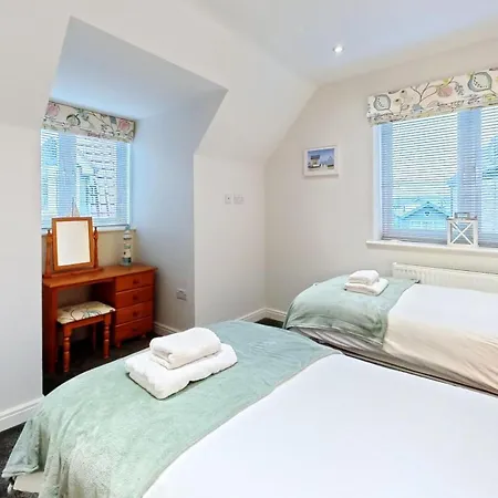 Britannia House - Seaview And Balcony - Part Of The The Bay Village With Pool, Gym And Direct Access, Pub, Restaurant, Tennis And Meadows Walks *