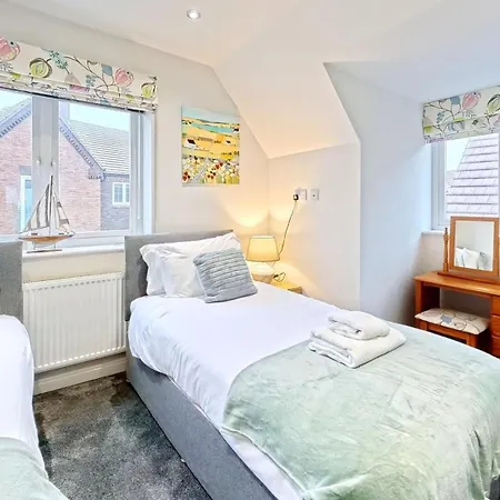Britannia House - Seaview And Balcony - Part Of The The Bay Village With Pool, Gym And Direct Access, Pub, Restaurant, Tennis And Meadows Walks Dom wakacyjny *