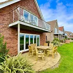 Сasa de vacaciones Britannia House - Seaview And Balcony - Part Of The The Bay Village With Pool, Gym And Direct Access, Pub, Restaurant, Tennis And Meadows Walks Filey