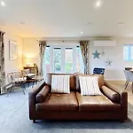Сasa de vacaciones Britannia House - Seaview And Balcony - Part Of The The Bay Village With Pool, Gym And Direct Access, Pub, Restaurant, Tennis And Meadows Walks