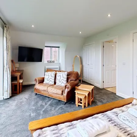 Britannia House - Seaview And Balcony - Part Of The The Bay Village With Pool, Gym And Direct Access, Pub, Restaurant, Tennis And Meadows Walks Filey